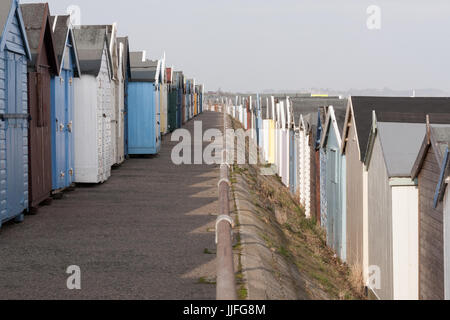 Strandhütten an Felixstowe Strandpromenade Stockfoto