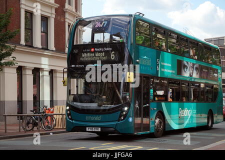 Reading, UK - 17. Juni 2017:A Nummer 6 Smaragd Route Bus von Reading Buses betrieben Stockfoto