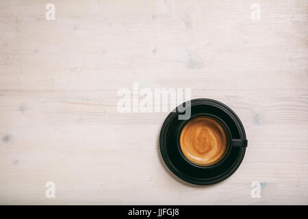 Eine Tasse Kaffee auf hellen Hintergrund Stockfoto