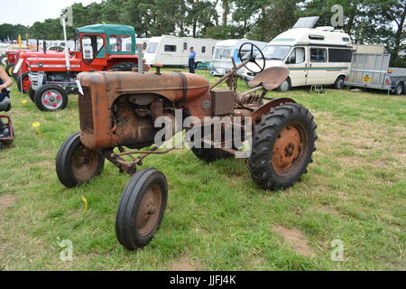 Vintage Traktor restauriert, auf dem Display Stockfoto