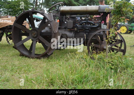Vintage Traktor restauriert, auf dem Display