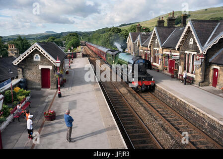 Die Flying Scotsman Dampf Lok durchläuft begleichen Station, Nord, Yorkshire, Großbritannien Stockfoto