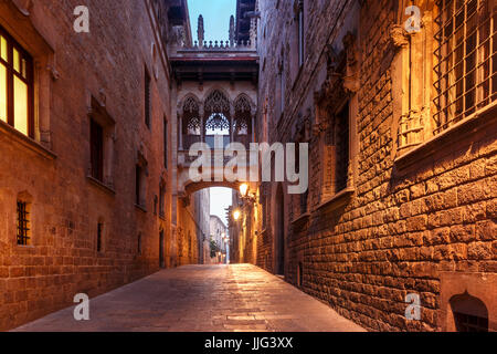 Carrer del Bisbe im gotischen Viertel, Barcelona Stockfoto