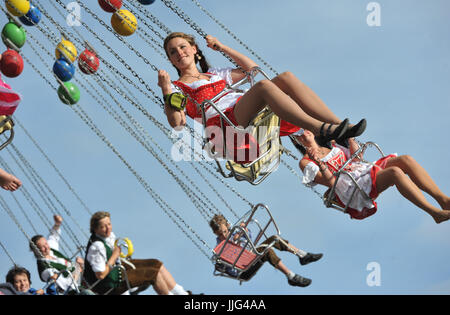 Besucher fahren ein Kettenkarussell auf dem 179. Oktoberfest in München, 23. September 2012. Das Oktoberfest ist das weltweit größte Volksfest und das diesjährige Oktoberfest findet vom 22 Septemver bis 7. Oktober 2012. Foto: Andreas Gebert | weltweite Nutzung Stockfoto