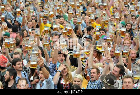 Menschen Sie Toast im Hofbraeu Zelt bei der Eröffnung des Oktoberfestes in München, 22. September 2012. Größte Volksfest der Welt findet vom 22. September bis 07 Oktober dieses Jahres. Foto: Andreas Gebert | weltweite Nutzung Stockfoto