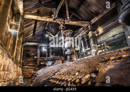 Eine alte, verlassene Dampfkessel in Holz eingefasst. Stockfoto