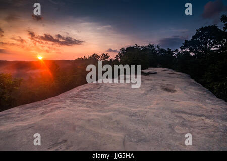 Die Sonne scheint über den Wald Bergen in den Appalachen, aus dem Blickwinkel eines natürlichen Sandstein Bogen. Stockfoto