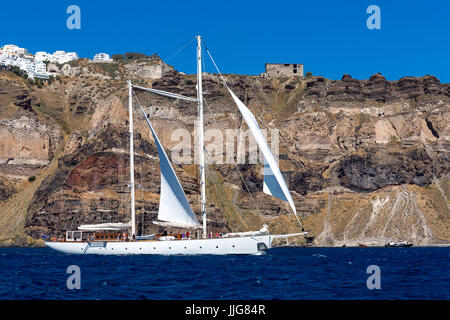 Fahrtenyacht Santorini, vorbei bestanden Thira (Fira). Segeln Yacht RHEA Maßnahme 179 Füße in der Länge. Stockfoto