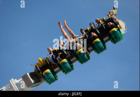 Eine Frau fährt eine Karneval-Fahrt und streckt ihre Beine auf dem Oktoberfest in München, Deutschland, 24. September 2016. Foto: ANDREAS GEBERT/Dpa | weltweite Nutzung Stockfoto