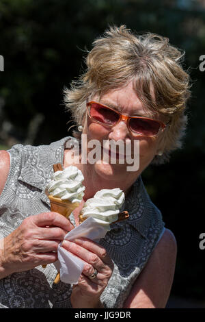 Frau mit zwei '99' Eistüten. River Cam Cambridge England Großbritannien Stockfoto