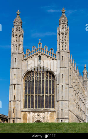 Punting auf dem Fluss Cam, Cambridge, Cambridgeshire, UK., passieren sie dass Kings College Chapel Cambridge. Stockfoto