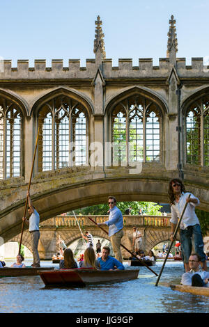 Bootfahren auf dem Fluss Cam unter der Seufzerbrücke, Str. Johns Hochschule, Cambridge, UK Stockfoto