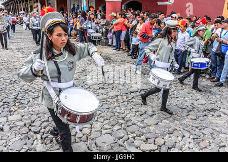 Antigua, Guatemala - September 15, 2015: School Band Märschen in Straßen während der guatemaltekischen Unabhängigkeitstag Stockfoto