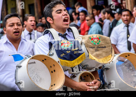 Antigua, Guatemala - September 15, 2015: bands März in Street Parade während der guatemaltekischen Unabhängigkeitstag Stockfoto