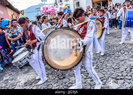 Antigua, Guatemala - September 15, 2015: Drummer März in Street Parade während der guatemaltekischen Unabhängigkeitstag Stockfoto