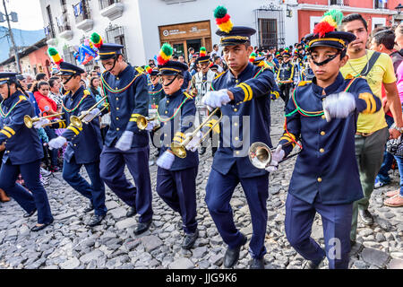 Antigua, Guatemala - September 15, 2015: bands März in Street Parade während der guatemaltekischen Unabhängigkeitstag Stockfoto