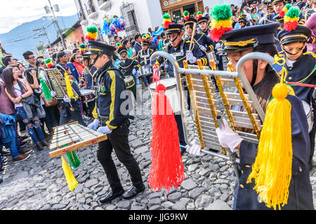 Antigua, Guatemala - September 15, 2015: School Band Märschen in Straßen während der guatemaltekischen Unabhängigkeitstag Stockfoto