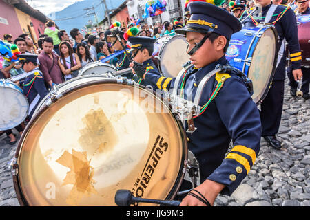 Antigua, Guatemala - September 15, 2015: School Band Märschen in Straßen während der guatemaltekischen Unabhängigkeitstag Stockfoto