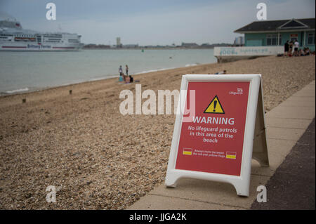 Melden Sie am Meer Warnung keine Rettungsschwimmer-Abdeckung an Stockfoto