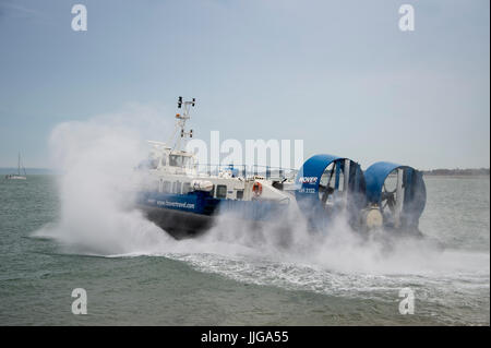 Hovercraft die Passagiere auf der Isle Of Wight von Southsea in Hampshire UK Stockfoto