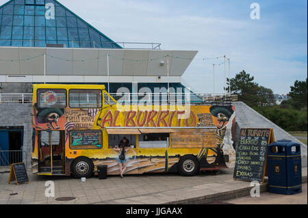 konvertiert gelben Bus mexikanische Fast-Food zu verkaufen Stockfoto