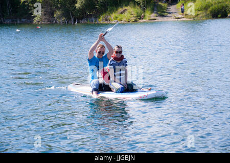 Paddling im Rummu Steinbruch, Estland. Stockfoto