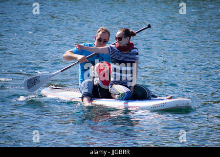 Paddling im Rummu Steinbruch, Estland. Stockfoto