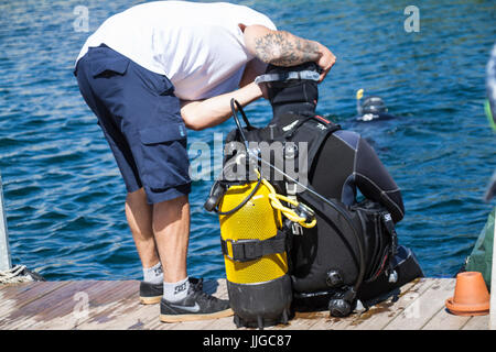 Ein Taucher immer bereit, ins Wasser zu gehen Stockfoto