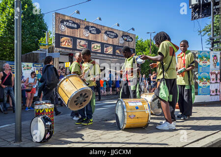 Afrikanische Percussion Band / schwarze Kinder Schlagzeug in Drumband während der Gentse Feesten / Gent Festival, Sommer-Feste in Gent, Belgien Stockfoto