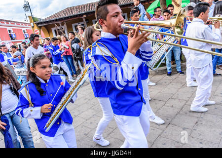 Antigua, Guatemala - September 15, 2015: marching band in Street Parade während der guatemaltekischen Unabhängigkeitstag Stockfoto