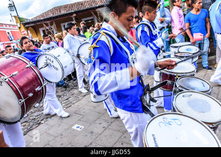 Antigua, Guatemala - September 15, 2015: School Band Märschen in Straßen während der guatemaltekischen Unabhängigkeitstag Stockfoto