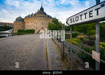 Alte mittelalterliche Burg in Örebro, Schweden, Skandinavien, Europa. Wahrzeichen im Vordergrund und blau bewölktem Himmel im Hintergrund. Architektur und Reisen. Stockfoto