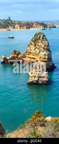 Ponta da Piedade (Gruppe von Felsformationen entlang der Küste von Lagos, Algarve, Portugal). die Leute am Strand sind nicht mehr wiederzuerkennen. Stockfoto