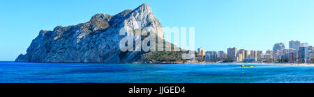 Calp Stadt Sommer Küste an der Costa Blanca (Valencia), Spanien. Personen unkenntlich werden. Drei Schüsse panorama Stitch. Stockfoto