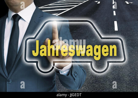 (im deutschen Jahr Auto) Mann Konzept Auto Touchscreen gesteuert. Stockfoto