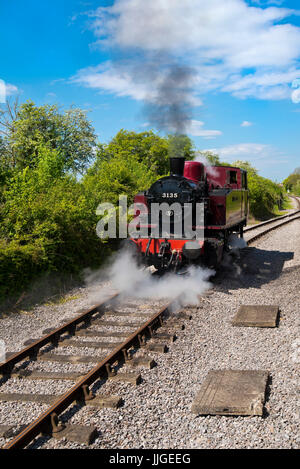 Vertikale Ansicht einer Dampflok in der Sonne. Stockfoto