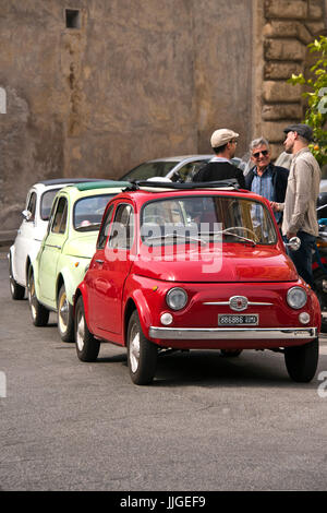 Vertikale Ansicht der drei klassischen Fiat 500 in hintereinander geparkt. Stockfoto