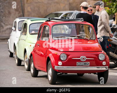 Horizontale Ansicht der drei klassischen Fiat 500 in hintereinander geparkt. Stockfoto