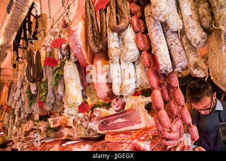 Horizontale Ansicht verschiedener Salami und Würstchen Auflegen bei einer Wurst-Shop. Stockfoto