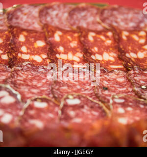 Blick von Scheiben verschiedene Salami in einem Wurst-Shop Platz. Stockfoto