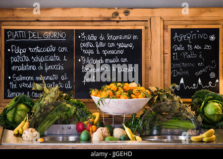 Horizontale Sicht auf ein italienisches Menü auf eine Tafel geschrieben. Stockfoto