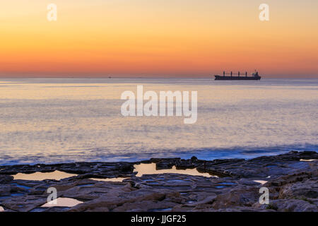 Blick zum Hafen mit bunten traditionellen Booten im Fischerdorf in Malta Stockfoto