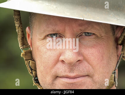 Zweiten Weltkrieg Ära Soldat Brodie-Helm zu tragen. Stockfoto