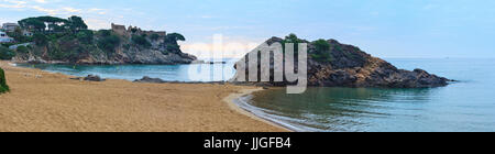 La Fosca Strand Sommer morgen Landschaft mit Burgruine (Malgrat de Mar), Palamos, Girona, Costa Brava, Spanien. drei Schüsse hoher resolutio Stockfoto