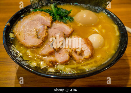 Leckere japanische Ramen-Nudeln in einem hölzernen Hintergrund. Stockfoto