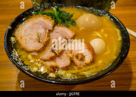 Leckere japanische Ramen-Nudeln in einem hölzernen Hintergrund. Stockfoto