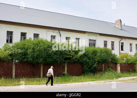 Wanderer mit einem Rucksack gehen die Straße hinunter in Liepaja, Lettland Stockfoto