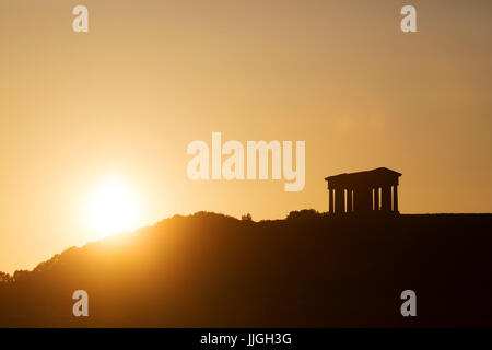 Sonnenuntergang am Penshaw Denkmal in Sunderland, England. Das Hilltop Wahrzeichen wurde in Erinnerung an John Lambton gebaut. Stockfoto