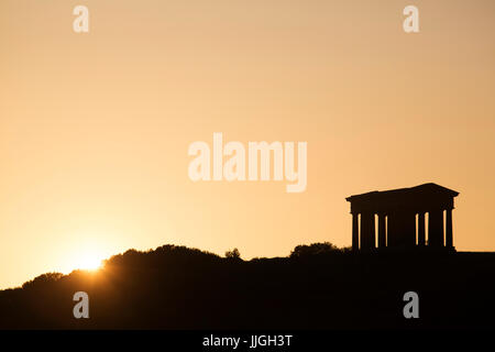 Sonnenuntergang am Penshaw Denkmal in Sunderland, England. Das Hilltop Wahrzeichen wurde in Erinnerung an John Lambton gebaut. Stockfoto