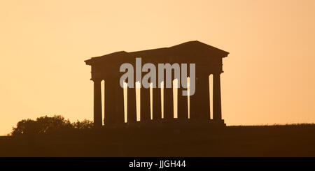 Dämmerung über das Penshaw-Denkmal in Sunderland, England. Das Hilltop Wahrzeichen wurde in Erinnerung an John Lambton gebaut. Stockfoto